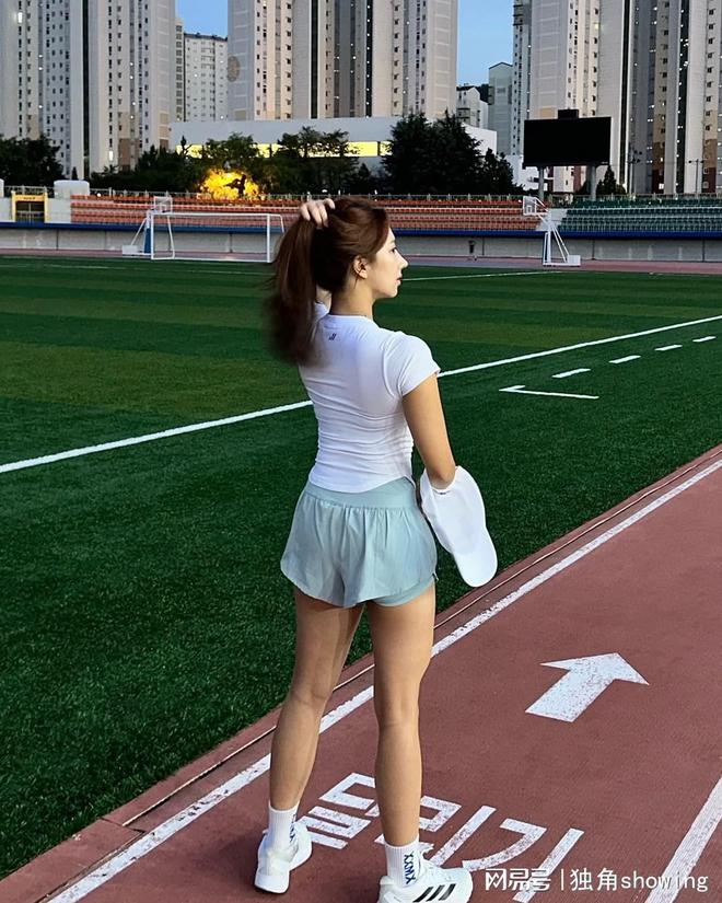 告别乱穿轻松追求时尚运动风新利娱乐女生跑步穿搭指南(图2)
