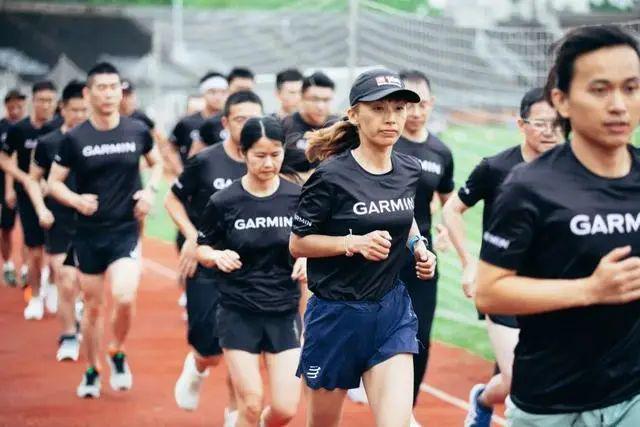 60X30竞速碳板跑鞋年终全网最低特惠价！新利体育网站入口499元限量秒杀 特步