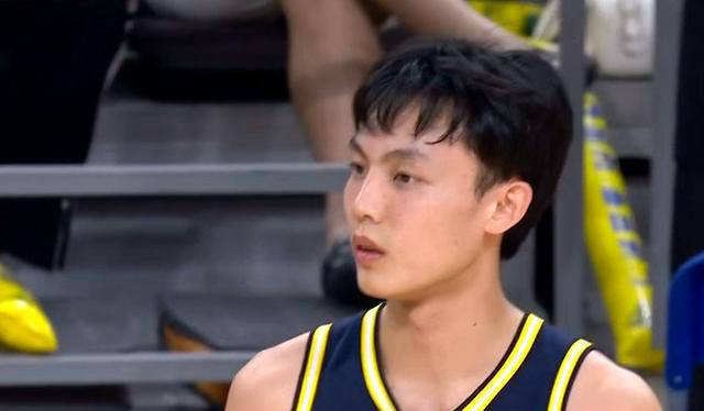 徐杰系鞋带8秒球迷称赞温馨瞬间新利体育app场上12人静止等(图2)