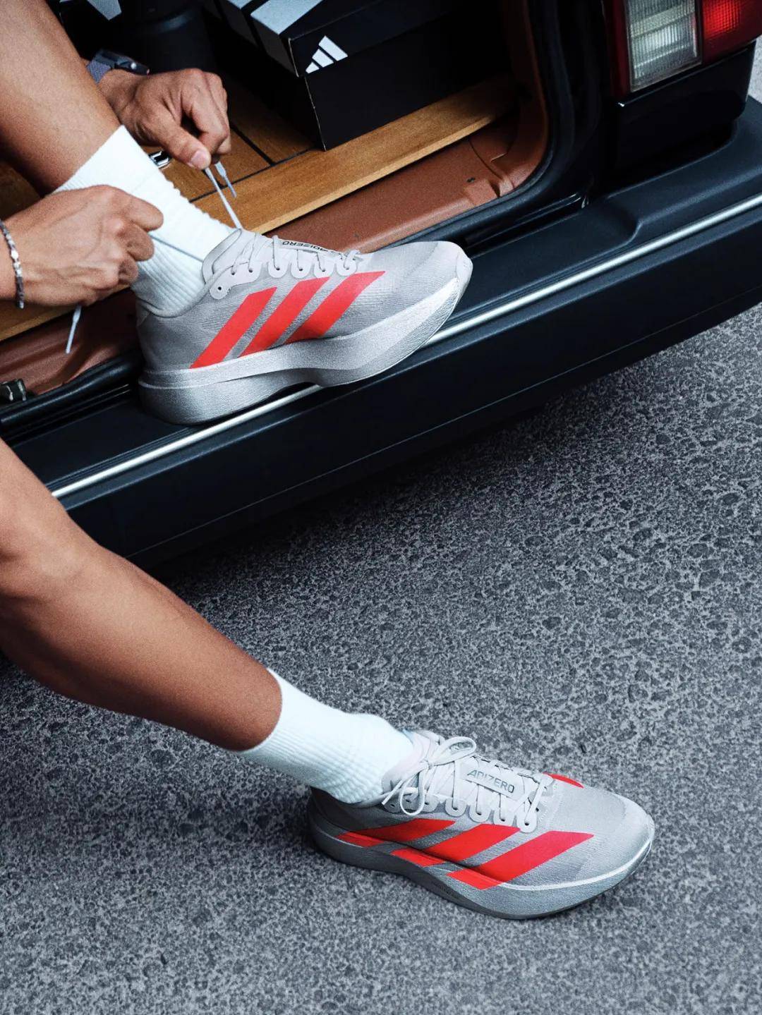 IZERO EVO SL竞速、性能和颜值评分俱佳《跑者世界》年度最佳竞训跑鞋adidas AD(图2)